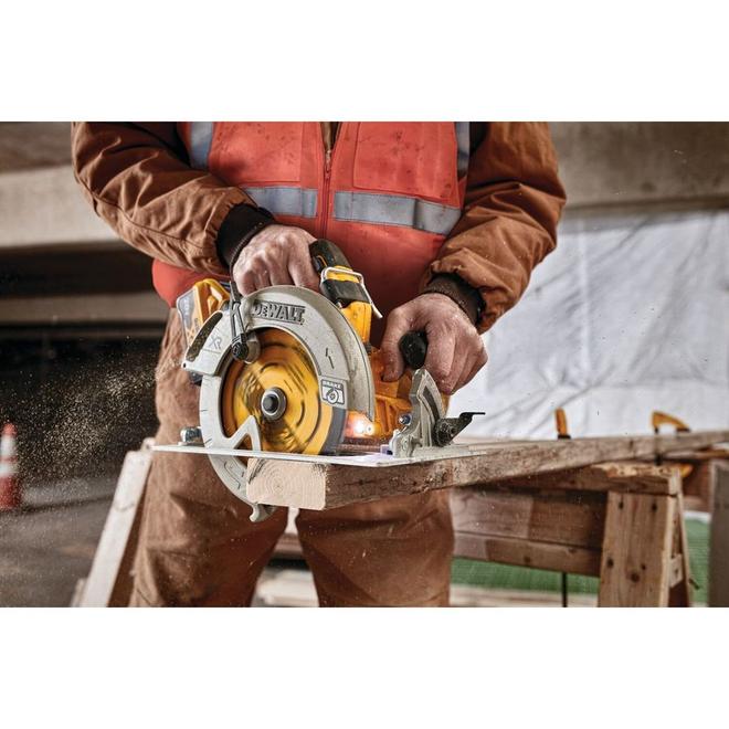 DEWALT Cordless and Brushless 20 V MAX XR 7 1/4-in Circular Saw
