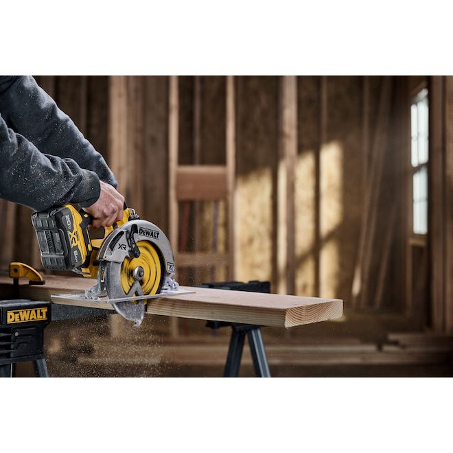 DEWALT 20 V MAX XR Brushless Cordless 7-1/4-in Circular Saw - Tool Only