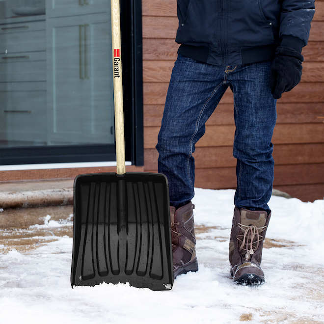 Garant Snow Shovel in Polycarbonate with Hardwood Handle - 14.5 x 53.5-in