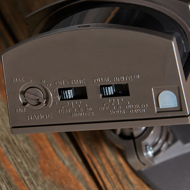 2-Light Weatherproof Lamp