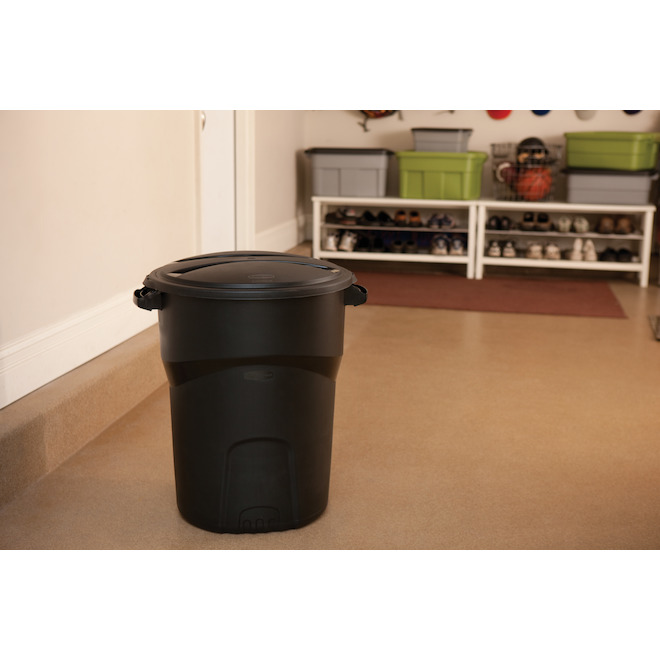 Rubbermaid 32-gal Trash Can with Lid - Plastic - Black