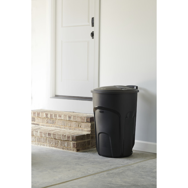 Rubbermaid 32-gal. Black Plastic Wheeled Trash Can with Lid