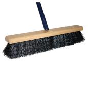 Balai-brosse d'extérieur Mann, fibres de plastique noires, tête en bois de 18 po l., manche de métal de 54 po L.