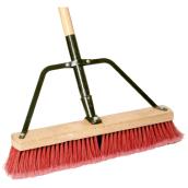 Balai-brosse d'extérieur Mann, poils en polypro, support de métal, tête de 18 po l., manche en bois de 60 po L.