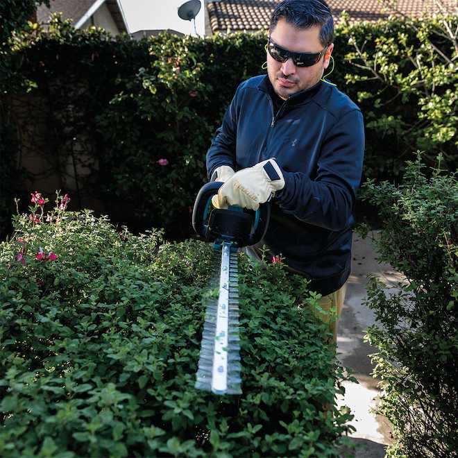 Makita 18 V 24-in Cordless Hedge Trimmer with Li-Ion Battery and Quick Charger - Teal/Black