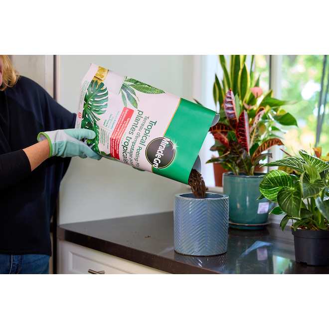 Miracle-Gro Tropical Potting Mix with Lava Rock - 8.8-L
