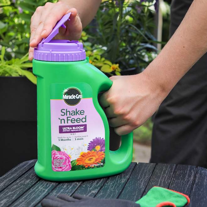 Engrais Shake 'n Feed Miracle-Gro pour plantes Ultra Bloom, 2,04 kg