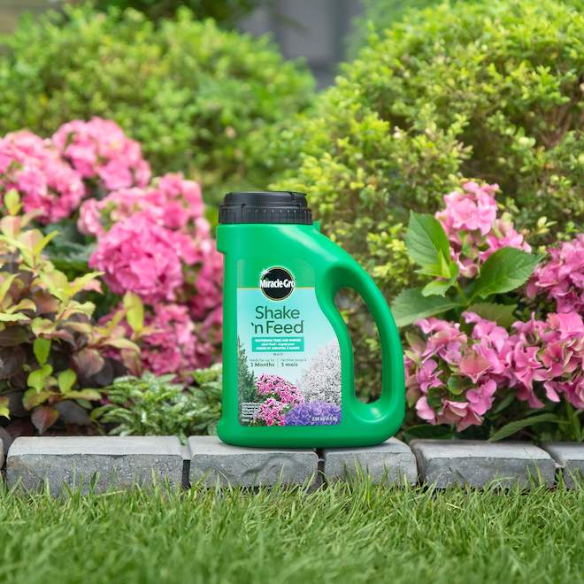 Engrais Shake 'n Feed Miracle-Gro pour arbres et arbustes à fleurs, 2,04 kg