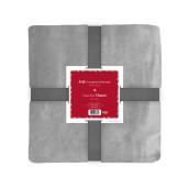 Jeté de Noël Holiday Living à peluche, polyester, 50 po x 60 po, gris