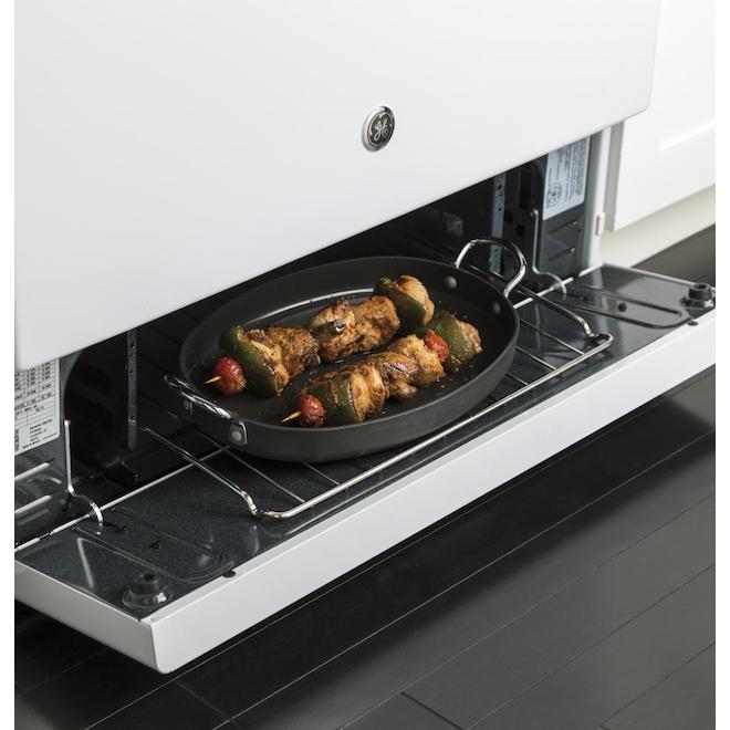 GE Appliances Freestanding Gas Oven - White - 4 Burners - Rotatory Knobs - 30-in x 4.8-cu ft