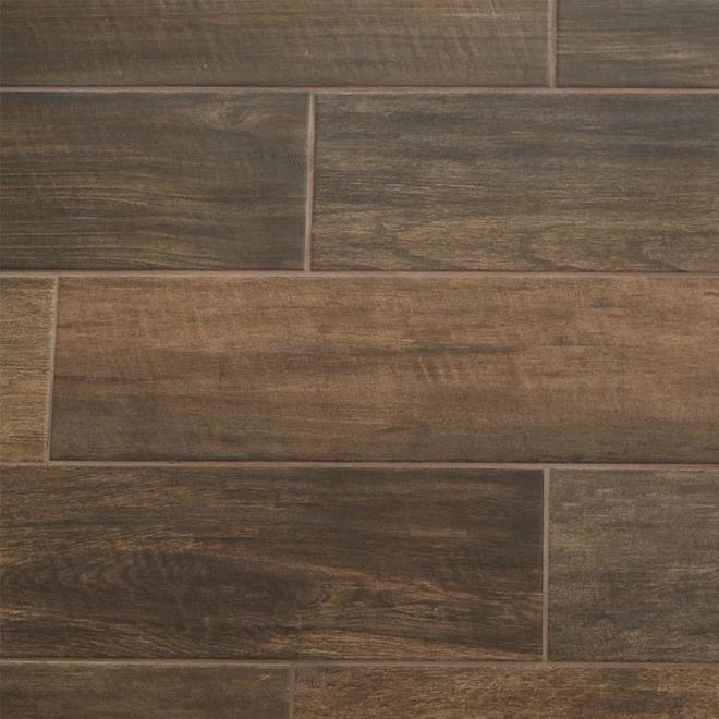 Carreau de plancher en porcelaine émaillée Woodland Hills, noyer, 6 po x 24 po