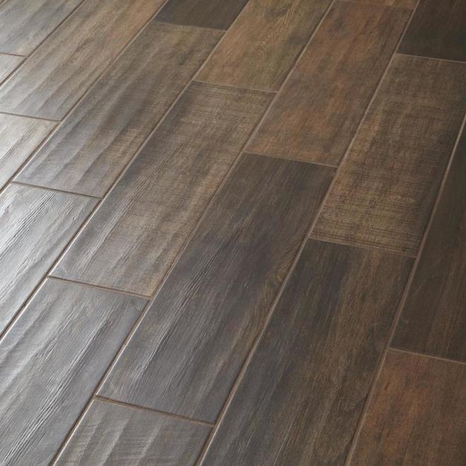 Carreau de plancher en porcelaine émaillée Woodland Hills, noyer, 6 po x 24 po