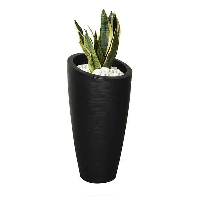 Mayne Modesto 32-in Black Polyethylene Planter