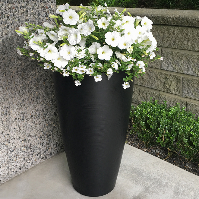 Mayne Modesto 32-in Black Polyethylene Planter