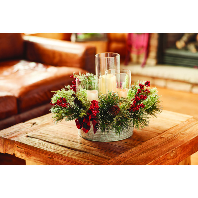 Centre de table floral de Noël avec porte bougie, Holiday Living, 14 po,  vert et rouge C63964