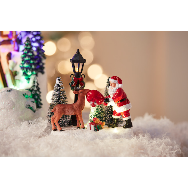 Scène illuminée Holiday Living avec un Père Noël et son renne, Carole Towne, multicolore
