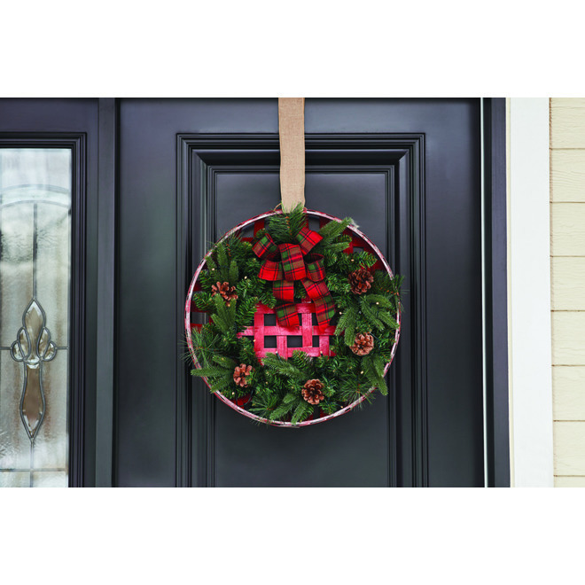 Holiday Living Lighted Wreath in Basket LED 21in Plastic