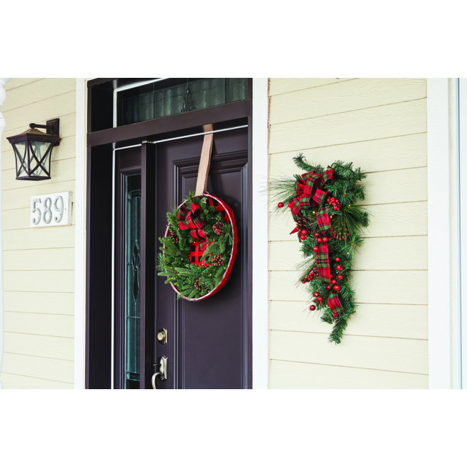 Holiday Living Lighted Wreath in Basket LED 21in Plastic