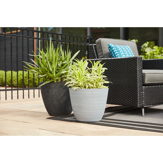 Allen + Roth 1-Pack 11.5-in W x 9.4-in H Faux Concrete Black Resin Planter