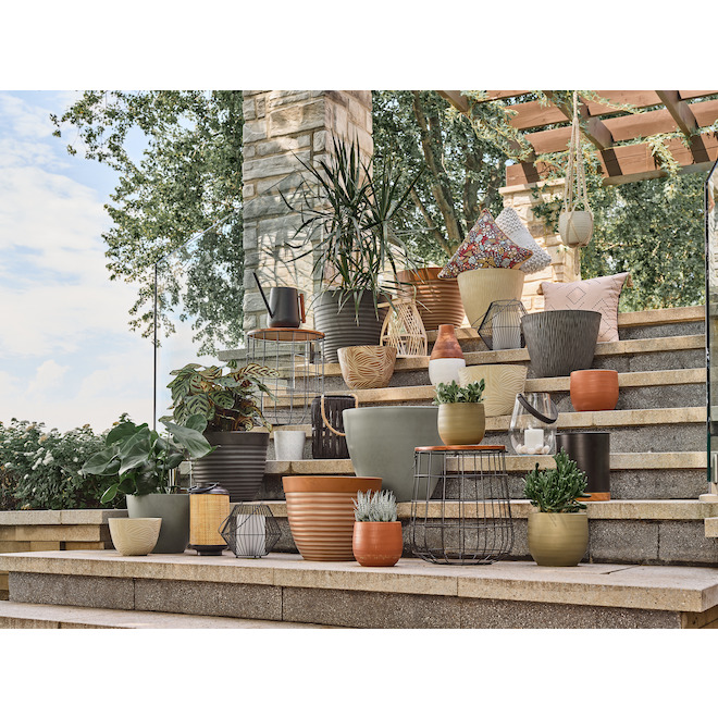 Pot à fleur en résine beige Bazik pour intérieur/extérieur 11,38 x 8,35 po