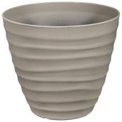 Pot à fleurs Bazik 11,5 po en résine gris pâle mat avec motif ondulé