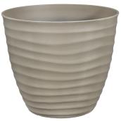 Pot à fleurs de 15,4 po Bazik en résine gris pâle mat avec motif ondulé