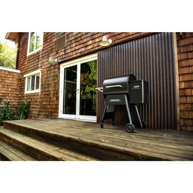 Traeger Ironwood 650 Black 649-in² Wood Pellet Barbecue