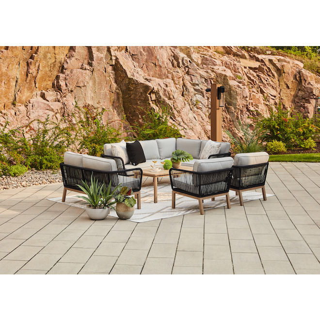 Ensemble de 2 fauteuils de patio Positano d'Allen + Roth, beige et noir avec coussins gris, acier et oléfine