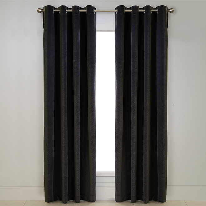 COUTURE Panneau de rideau Minuit à oeillets, 52'' x 95'', velour noir  71688-109