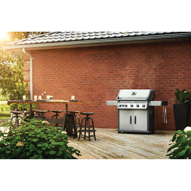 Napoleon XT 625 Rogue Stainless Steel 935-in² 69,000-BTU Natural Gas BBQ