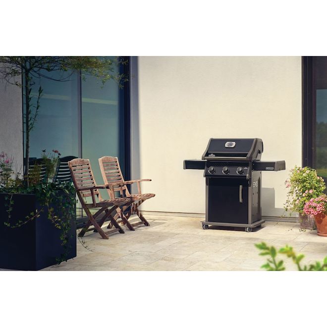 Napoleon Rogue 425 Propane Gas Grill with 3 Burners 42 000 BTU - Black