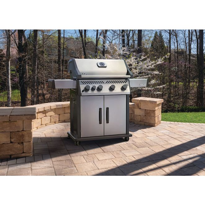 Napoleon Rogue Natural Gas Grill with 4 Burners 57 000 BTU - Stainless Steel