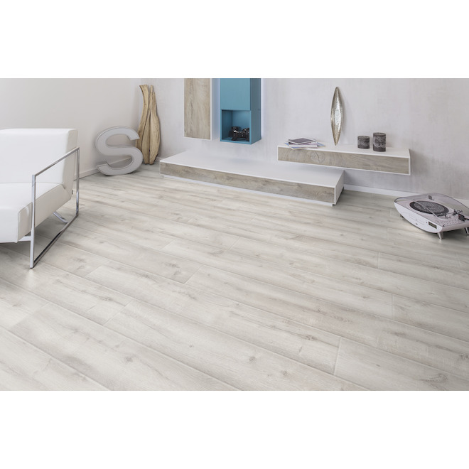 Revêtement de sol stratifié Quickstyle chêne arctique 7,6 po x 54,45 po x 12 mm, 17,24 pi²/bte