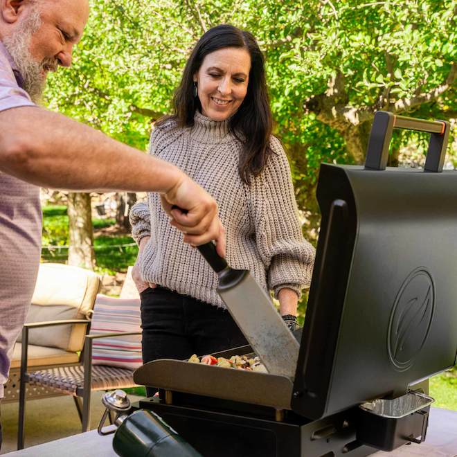 Blackstone Omnivore 22-in 2-Burner Portable Propane Gas Cooking Griddle - 370-in²