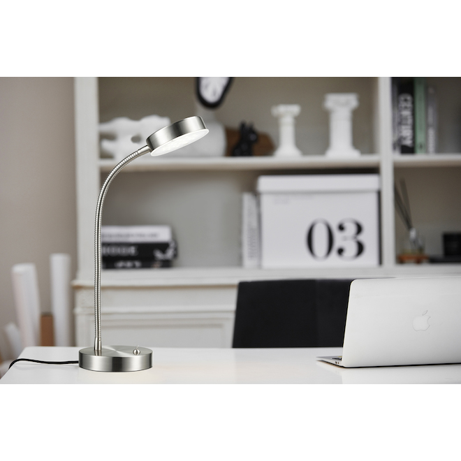 Lampe de bureau ajustable de 13,25 po avec abat-jour en métal de Project Source, nickel brossé