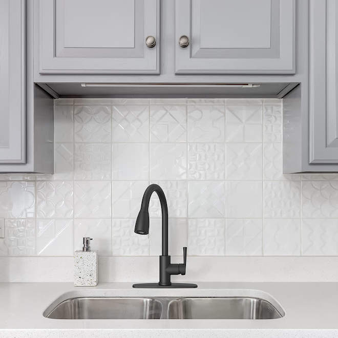 VALU+ Embrel Kitchen Faucet with 1 Handle and Pull-Down Spout - Black