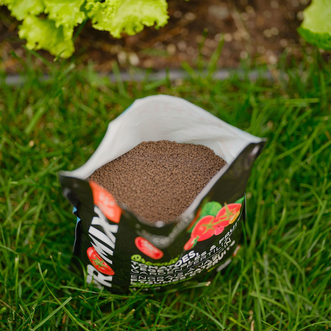 Pro-Mix Tomatoes, Vegetables and Fruits Garden Fertilizer - Organic - 4-4-8 - 1.5-kg