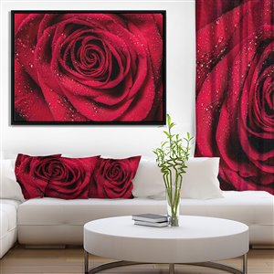 Toile imprimée encadrée, pétales de rose rouge, 32" x 42"