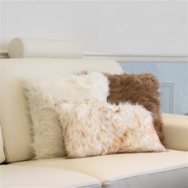 Luxe Belton 18-in Square Off-White Faux Fur Pillows (2 Pack)