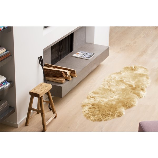 Tapis double en peau de mouton ,2 pix 6 pi, or