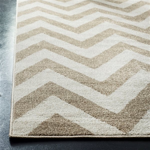 Safavieh Wheat and Beige Amherst Chevron Indoor/Outdoor Rug,