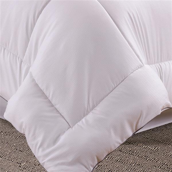 Millano Collection White Polyester King Duvet