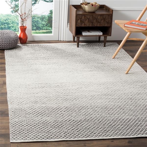 Safavieh Montauk Ombre Rug - 4-ft x 6-ft - Cotton - Light Gray/Ivory