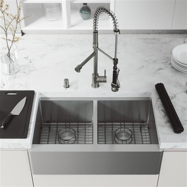 VIGO Oxford&nbsp;33&nbsp;W x&nbsp;21-in D&nbsp;2-Bowl Stainless Steel Farmhouse Apron-Front Kitchen Sink Workstation w/Faucet/Accessories