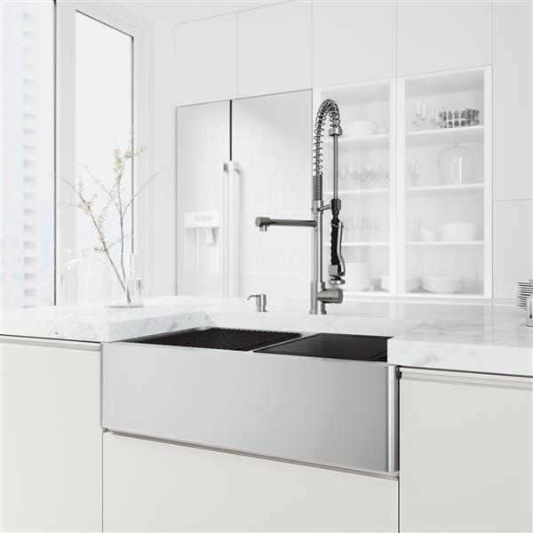 VIGO Oxford&nbsp;33&nbsp;W x&nbsp;21-in D&nbsp;2-Bowl Stainless Steel Farmhouse Apron-Front Kitchen Sink Workstation w/Faucet/Accessories