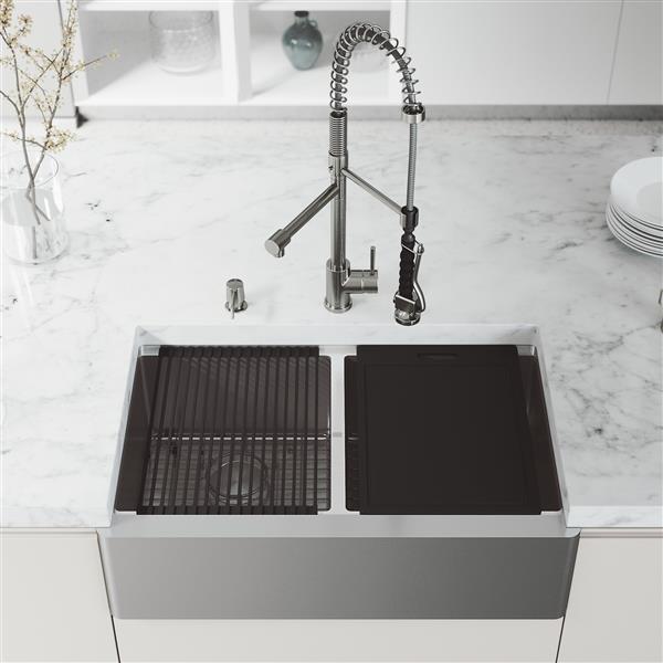 VIGO Oxford&nbsp;33&nbsp;W x&nbsp;21-in D&nbsp;2-Bowl Stainless Steel Farmhouse Apron-Front Kitchen Sink Workstation w/Faucet/Accessories