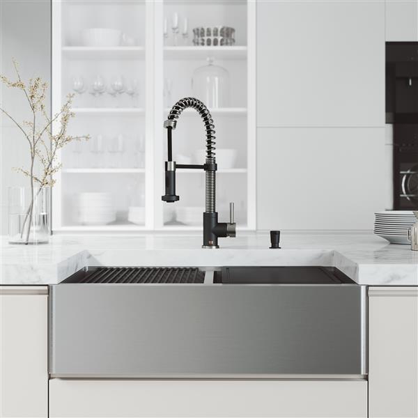 VIGO Oxford&nbsp;33&nbsp;W x&nbsp;21-in D&nbsp;2-Bowl Stainless Steel Farmhouse Apron-Front Kitchen Sink Workstation w/Faucet/Accessories
