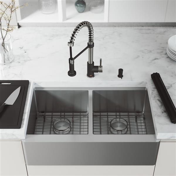 VIGO Oxford&nbsp;33&nbsp;W x&nbsp;21-in D&nbsp;2-Bowl Stainless Steel Farmhouse Apron-Front Kitchen Sink Workstation w/Faucet/Accessories