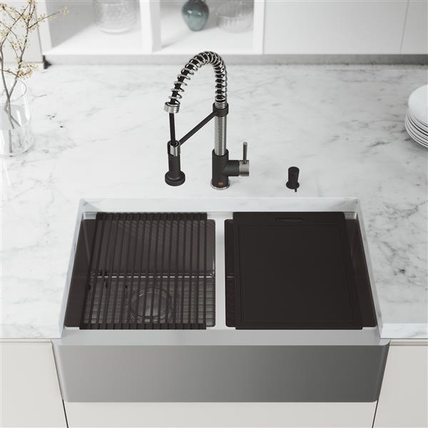 VIGO Oxford&nbsp;33&nbsp;W x&nbsp;21-in D&nbsp;2-Bowl Stainless Steel Farmhouse Apron-Front Kitchen Sink Workstation w/Faucet/Accessories