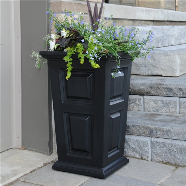Mayne Wyndham  Planter - 24-in - Black